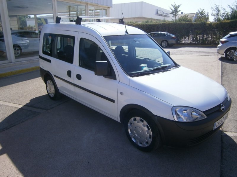 Opel Combo 1.3 CDTI 75 CV Tour Essentia Tour Essentia Opel Combo 1.3 CDTI 75 CV Tour Essentia Tour Essentia