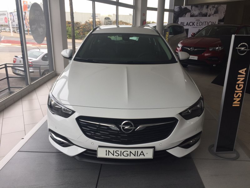 Opel Insignia 1.6 CDTi 100kW S&S TURBO D Selective Opel Insignia 1.6 CDTi 100kW S&S TURBO D Selective