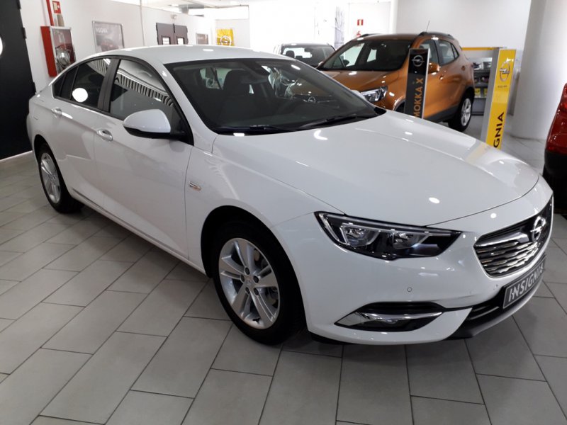 Opel Insignia 1.6 CDTi 100kW S&S TURBO D Selective Opel Insignia 1.6 CDTi 100kW S&S TURBO D Selective