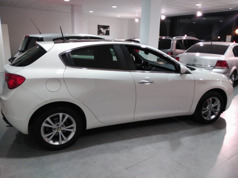 Alfa Romeo Giulietta 2.0 JTDm 140cv Distinctive Alfa Romeo Giulietta 2.0 JTDm 140cv Distinctive